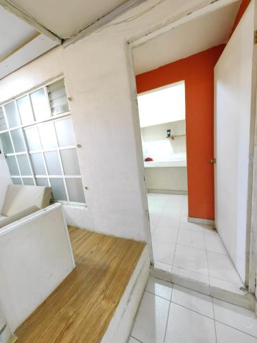 an empty room with an orange and white wall at Departamento Amueblado Parque Toluca 2000 in Santín