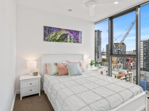 Postel nebo postele na pokoji v ubytování Great Views Pool High Level Boutique Apt with Carpark