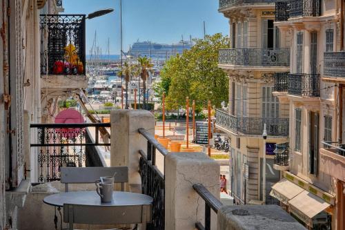 Upstays - Palais des festivals within walking
