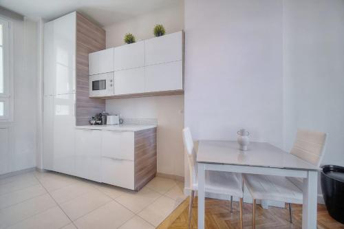 Upstays - Palais des festivals within walking