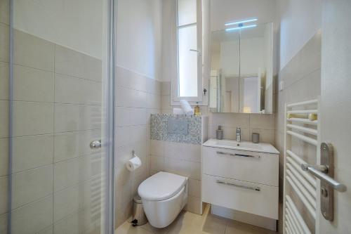 une salle de bain avec toilettes, lavabo et miroir dans l'établissement IMMOGROOM - Palais des festivals within walking distance - balcony - wifi -, à Cannes