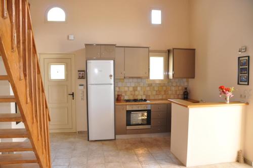 eine Küche mit einem Kühlschrank und einem Herd in der Unterkunft Alex 2 Bedroom Apartment in Planos