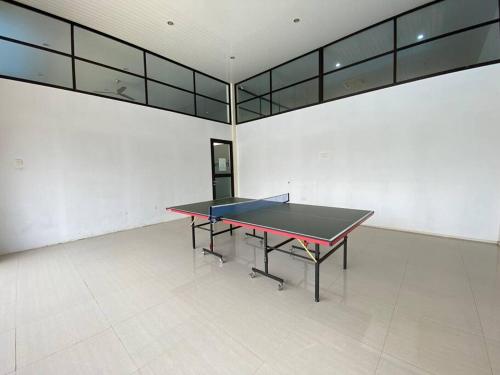 a ping pong table in a room with a ping pong ball at Monde Residence I no 6 Batam Centre in Sengkuang