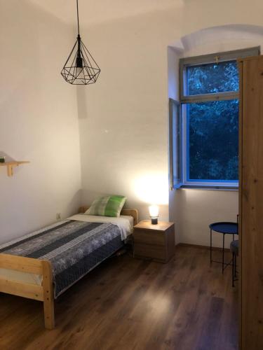 sypialnia z łóżkiem i oknem w obiekcie Apartman Volare w mieście Vodnjan
