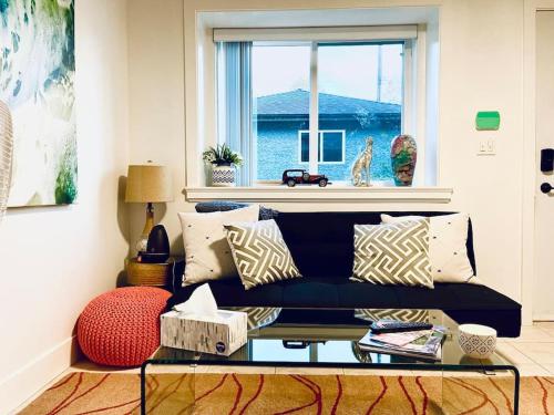 a living room with a blue couch and a window at Charming 1BR near Metrotown DT Burnaby/ Vancouver in Vancouver