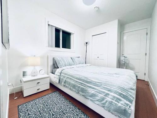 Rúm í herbergi á Charming 1BR near Metrotown DT Burnaby/ Vancouver