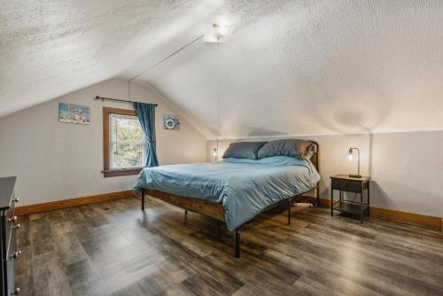 een slaapkamer met een bed op zolder bij Apartments in the Heart of Canton in Canton