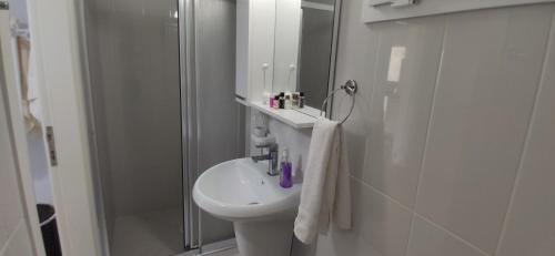 Modern Pool View Studio Apartment in Caesar Resort & SPA, Long Beach tesisinde bir banyo