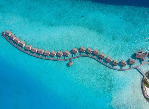 eine Luftansicht eines Resorts im Meer in der Unterkunft SAii Lagoon Maldives, Curio Collection By Hilton in Süd-Malé-Atoll