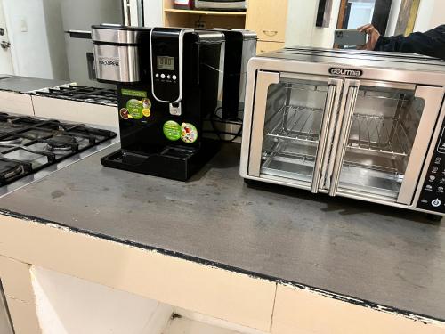 a toaster oven and a microwave on a kitchen counter at CASA EJECUTIVA in Reynosa