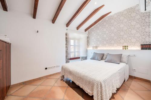 a bedroom with a bed in a white room at Sa Llimonera de Binissalem in Binissalem
