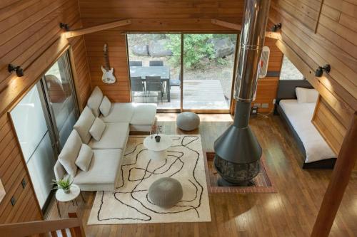 an overhead view of a living room in a house at Fandina細原,北欧サウナと露天風呂を満喫,ルクルーゼの鍋と食器で統一されたカジュアルヴィラ in Kita-karuizawa