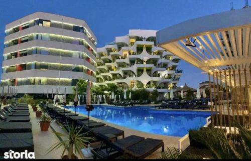 un grande edificio con piscina accanto a un resort di Navodari Luxury Apartament a Năvodari