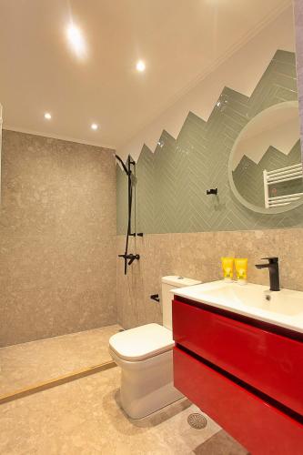 キオスにあるAtsiki's 54 apartmentsの白いトイレと洗面台のあるバスルーム