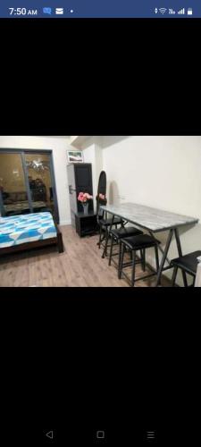 Feliz Studio Condo في مدينة سيبو: طاولة وكراسي في غرفة معيشة مع طاولة وكراسي