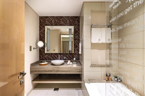 Koupelna v ubytování Manzil - Lavish 1BR Apartment with pool in Damac Paramount Tower