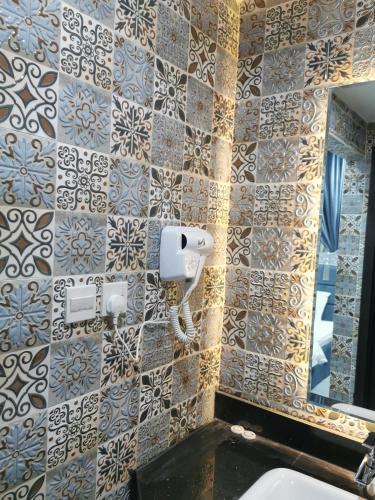 Bilik mandi di فندق الإطلالة الذهبية الفندقية