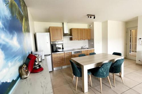 une cuisine avec une table et des chaises en bois dans l'établissement Le calme dans le Triangle d'Or, à Annecy