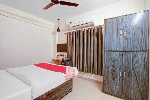 Tempat tidur dalam kamar di OYO Flagship 74330 Hotal Aqsha Paradise