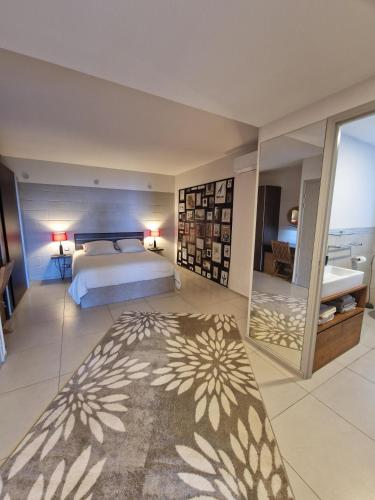een grote slaapkamer met een bed en een badkamer bij Maryse’ House in Les Avirons