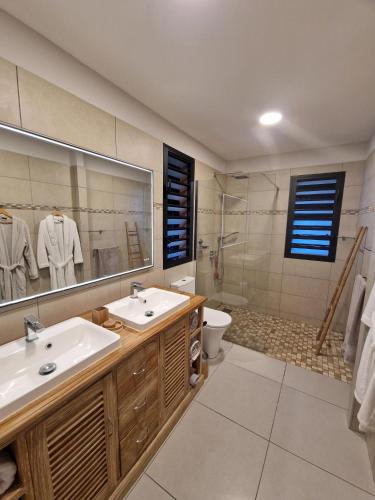 y baño con 2 lavabos, aseo y ducha. en Maryse’ House, en Les Avirons
