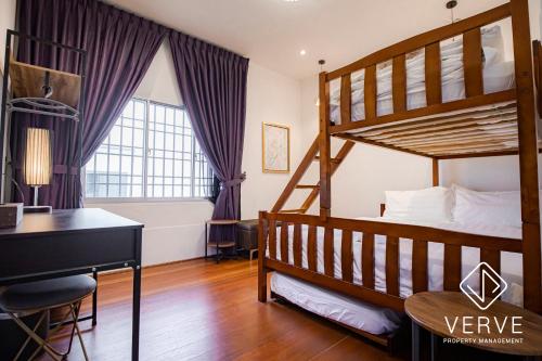 een slaapkamer met een stapelbed, een bureau en een piano bij Ipoh Garden East 3R2B 10PAX by Verve in Ipoh