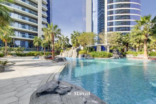 Bazén v ubytování Manzil - Lavish 1BR Apartment with pool in Damac Paramount Tower nebo v jeho okolí