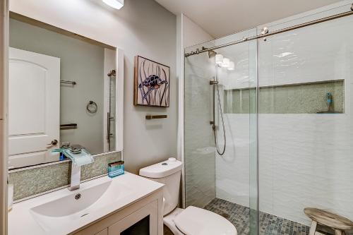 y baño con ducha, aseo y lavamanos. en Shorewood 530, en Hilton Head Island