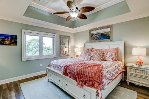 1 dormitorio con 1 cama y ventilador de techo en Shorewood 530, en Hilton Head Island