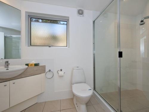 een badkamer met een toilet, een wastafel en een douche bij Kareka Apartment 2, Little Cove in Noosa Heads