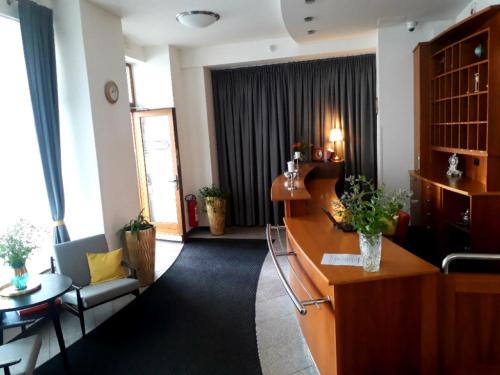 een woonkamer met een bank en een tafel bij Penzion Hotelu Central in Dvůr Králové nad Labem