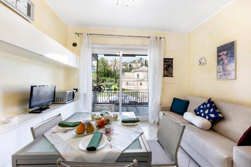 - un salon avec un canapé et une table dans l'établissement Anna Station Near Sea - Happy Rentals, à Sanremo