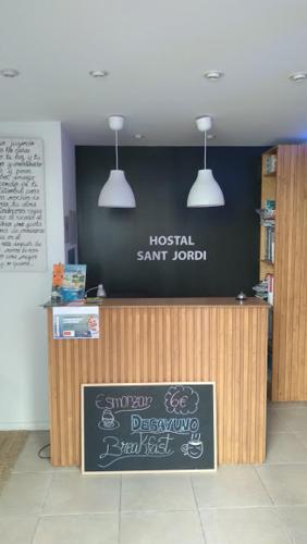 Residencia Sant Jordi Llança في يانسا: كونتر المطعم مع وجود علامة أمامه