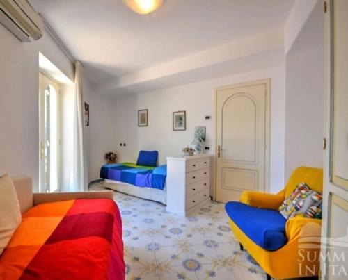 1 dormitorio con 2 camas y sofá en Villino Blu en Praiano
