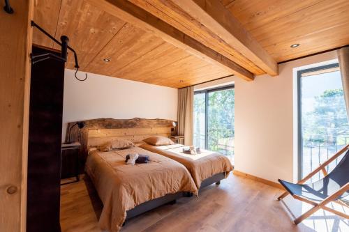 Ліжко або ліжка в номері Chalet de L'Epigny - Sauna et vue montagne