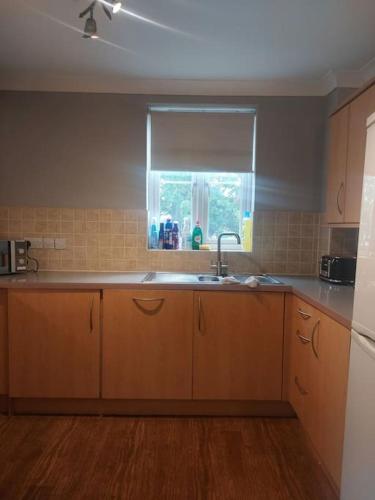 eine Küche mit einem Waschbecken und einem Fenster in der Unterkunft Short Stay at Dartford!!! in Dartford