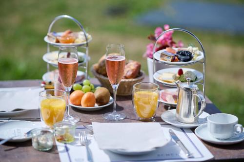 een tafel met glazen champagne en borden eten bij Schüle's Wellnessresort & SPA Adults Only in Oberstdorf