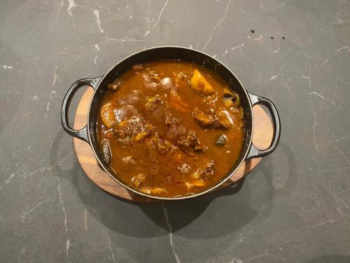a pot of food sitting on top of a table at Fandina細原,北欧サウナと露天風呂を満喫,ルクルーゼの鍋と食器で統一されたカジュアルヴィラ in Kita-karuizawa
