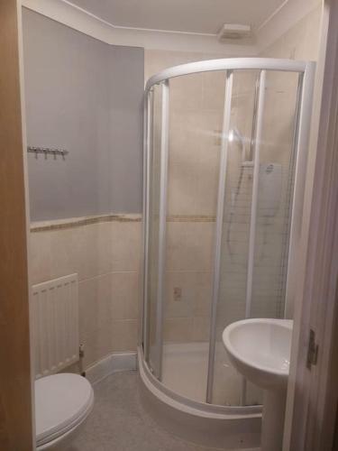 e bagno con doccia, servizi igienici e lavandino. di Short Stay at Dartford!!! a Dartford