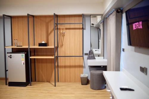 Lima Hotel في فرا ناخون سي أيوتثايا: حمام مع دش ومغسلة وثلاجة