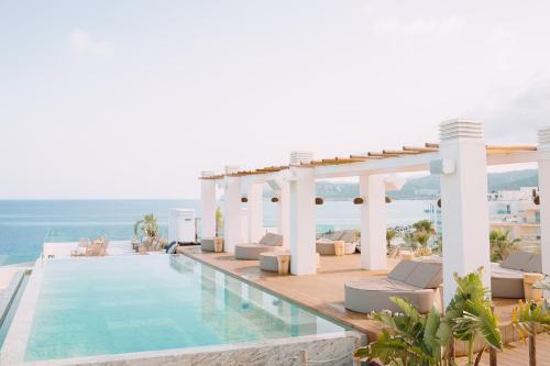 un hotel con piscina y océano en Can Salia, en Bahía de San Antonio