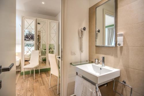ein Badezimmer mit Waschbecken und Spiegel in der Unterkunft A Peace Of Rome B&B in Rom