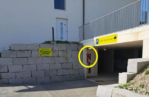 a yellow sign in front of a parking garage at good bed Deitingen in Deitingen