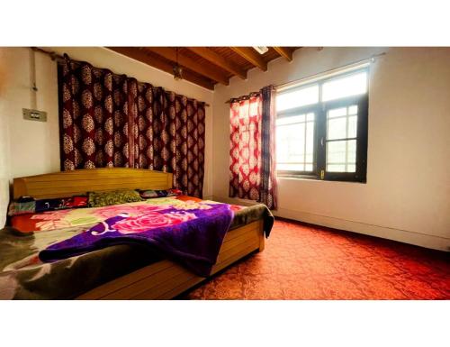 - une chambre avec un lit et une fenêtre dans l'établissement Ikhlas guest house, Srinagar, à Srinagar
