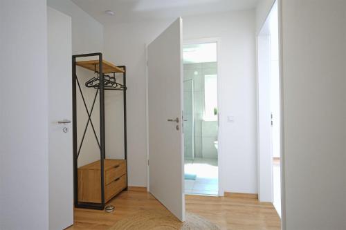 普夫龍滕的住宿－Bergversteck，一间设有镜子和木制梳妆台的房间