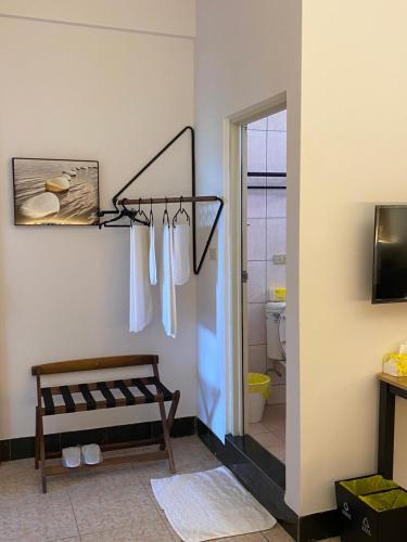 łazienka z wieszakiem na ręczniki i toaletą w obiekcie Three-night homes w mieście Jincheng