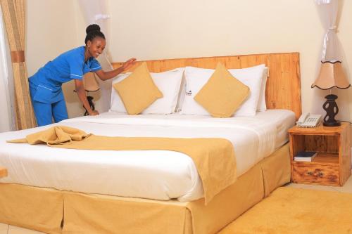 Katil atau katil-katil dalam bilik di Acacia Hotel Mbarara