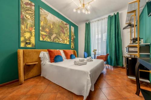 羅馬的住宿－瑞萊斯鬥獸場酒店，一间设有床铺的卧室,位于一个拥有绿色墙壁的房间