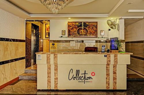 ein Restaurant mit einer Theke in einem Raum in der Unterkunft Collection O The Mass Residency By Dv in Bangalore