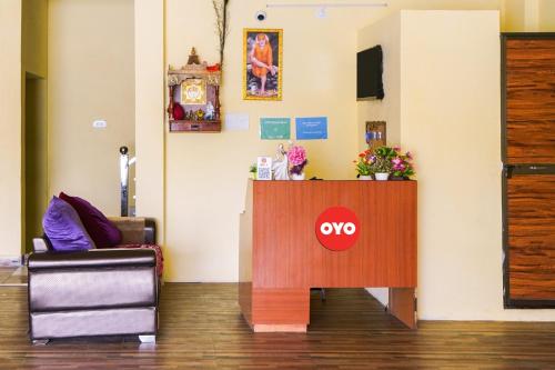 Pas de panneau sur un podium dans une pièce dans l'établissement OYO Flagship Hotel Sai Saugat, à Bilāspur